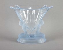 FIGURALE ART DECO-VASE, farbloses, partiell satiniertes Glas, hellblau getönt, H 16, best., 20.Jh.