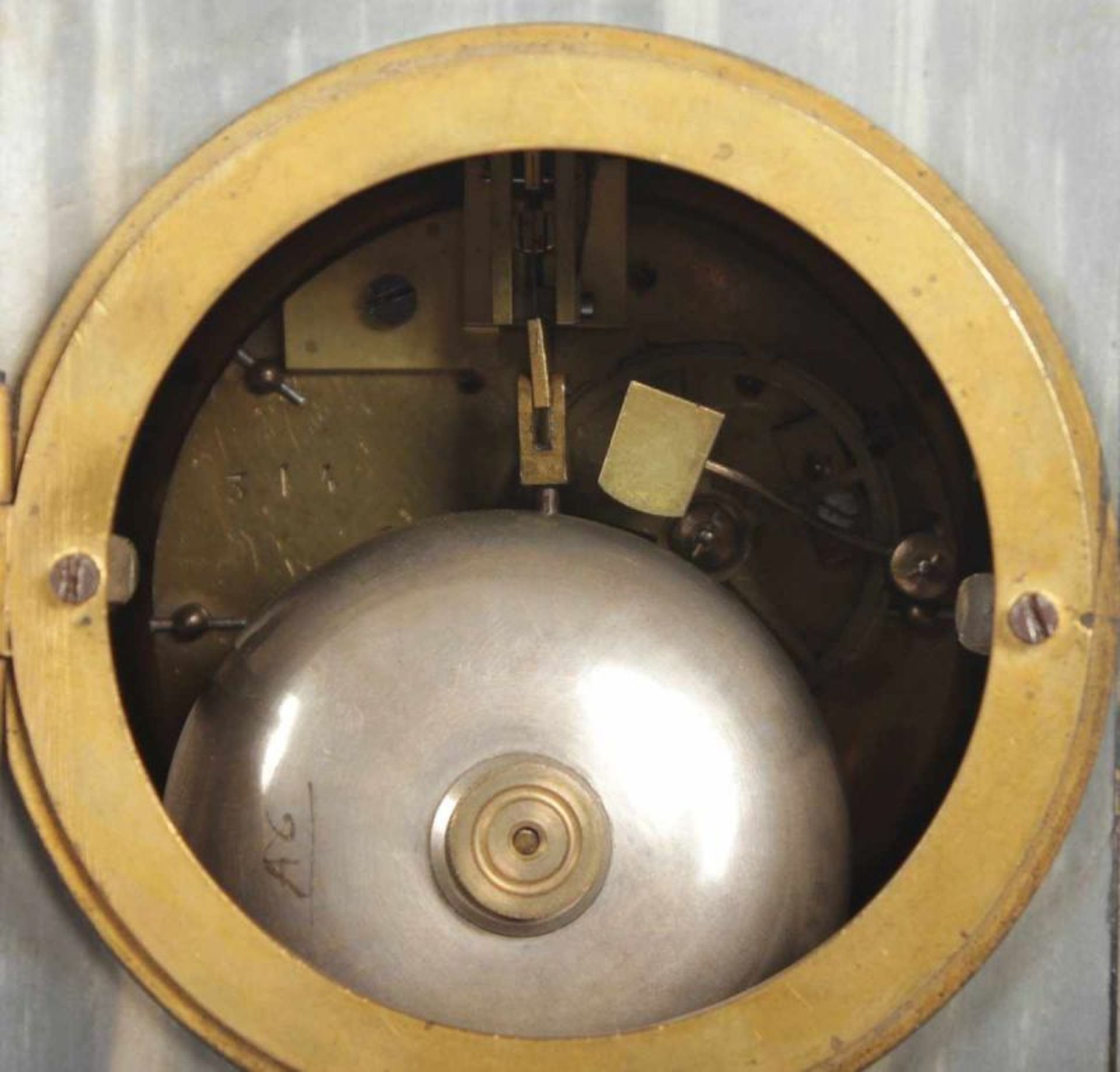 PENDULE, Turtoise-Marmor, Messingapplikationen, Werk mit Schlag auf Glocke, gangbar, H 34, mit - Image 3 of 4