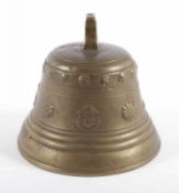 GLOCKE, Bronze, mit christlichen Symbolen, H 19, wohl 19.Jh. 22.00 % buyer's premium on the hammer