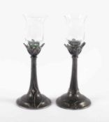 ZWEI JUGENDSTIL-LEUCHTER, Zinn, farbloses Glas, H 19,5, FRANKREICH, um 1900 22.00 % buyer's