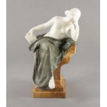 MENGUÉ, Jean-Marie (1855-1949), "Sitzende junge Frau", verschieden farbiger Marmor, H 59, seitlich