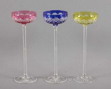 DREI LIKÖRGLÄSER, Glas, beschliffen, farbige Kuppa, H 21,5, wohl BACCARAT, um 1920 22.00 % buyer's
