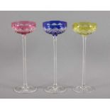 DREI LIKÖRGLÄSER, Glas, beschliffen, farbige Kuppa, H 21,5, wohl BACCARAT, um 1920 22.00 % buyer's