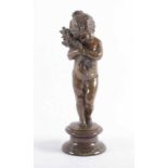 KLEINER PUTTO MIT BLUMENSTRAUSS, als Frühlingsallegorie, Bronze, patiniert, H 19,5, auf