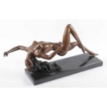 MODERNER BILDHAUER, Liegender Akt, Bronze, L 57, Marmorsockel 22.00 % buyer's premium on the