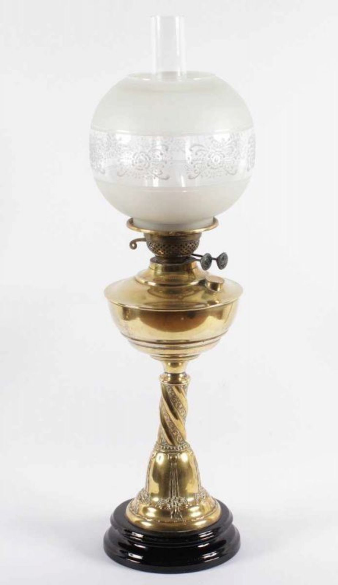 PETROLEUMLAMPE, Messing, Reliefdekor, Glasschirm, H 70, Keramiksockel min.best., DEUTSCH, um 1900