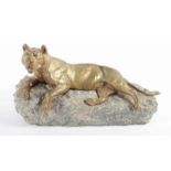 MODERNER BILDHAUER, 20.Jh., "Liegender Tiger", Bronze, L 28, auf Steinsockel montiert 22.00 %