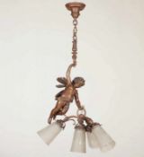 DECKENLAMPE, 4-flammig, Bronze, Korpus in Form eines Putto, Schirme aus farblosem, satiniertem Glas,