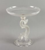 TAFELAUFSATZ, Glas, teils geätzt, mattierter Delphinfuß, H 32, wohl BACCARAT, um 1910 22.00 %