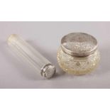 ZWEI TOILETTE-DOSEN, farbloses Glas, Deckel 925/ooo mit Gravur, H bis 17, ENGLAND 22.00 % buyer's