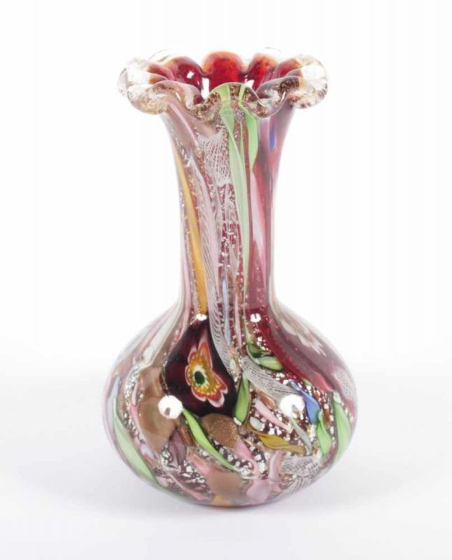 ZIERVASE, farbloses Glas, rot hinterfangen, polychrome Einschmelzungen mit Murrinen, Zanfirico-