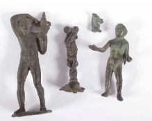 DREI KLEINE FIGUREN, Bronze, H 12, 9 und 8, wohl RÖMISCH, 2.-3. Jh.n.Chr. beigegeben: ein kleines