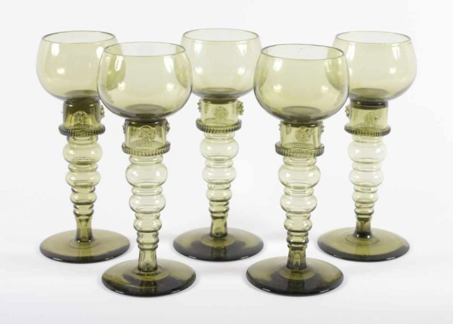 FÜNF RÖMER, farbloses Glas, olivgrün getönt, hohlgeblasener Schaft, H bis 20,5, DEUTSCH, um 1890