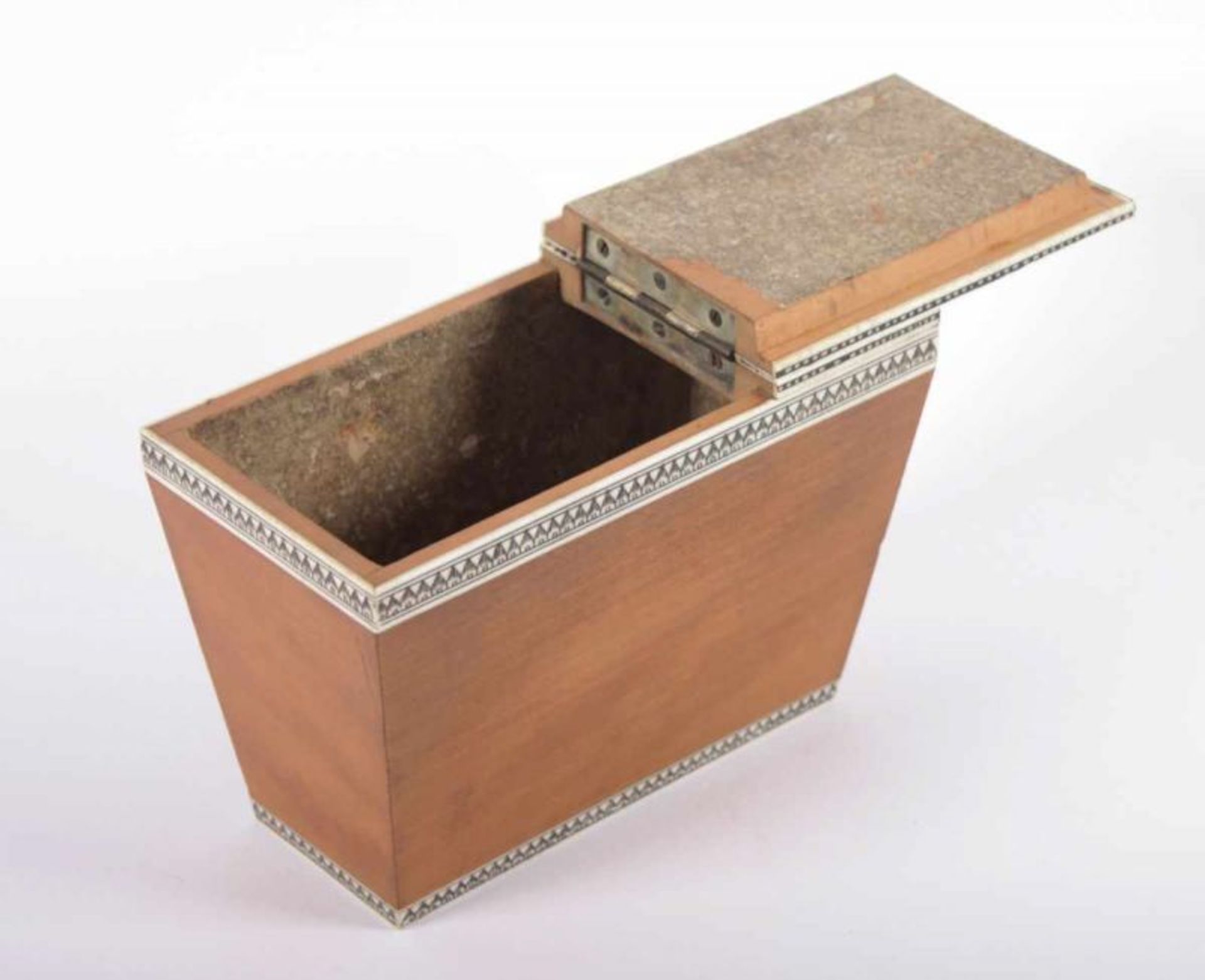 TEA-CADDY, Holz, Bein, schwarz bemalt, Scharnierdeckel, H 11, L 16, wohl ENGLAND, 19.Jh. 22.00 % - Bild 2 aus 2