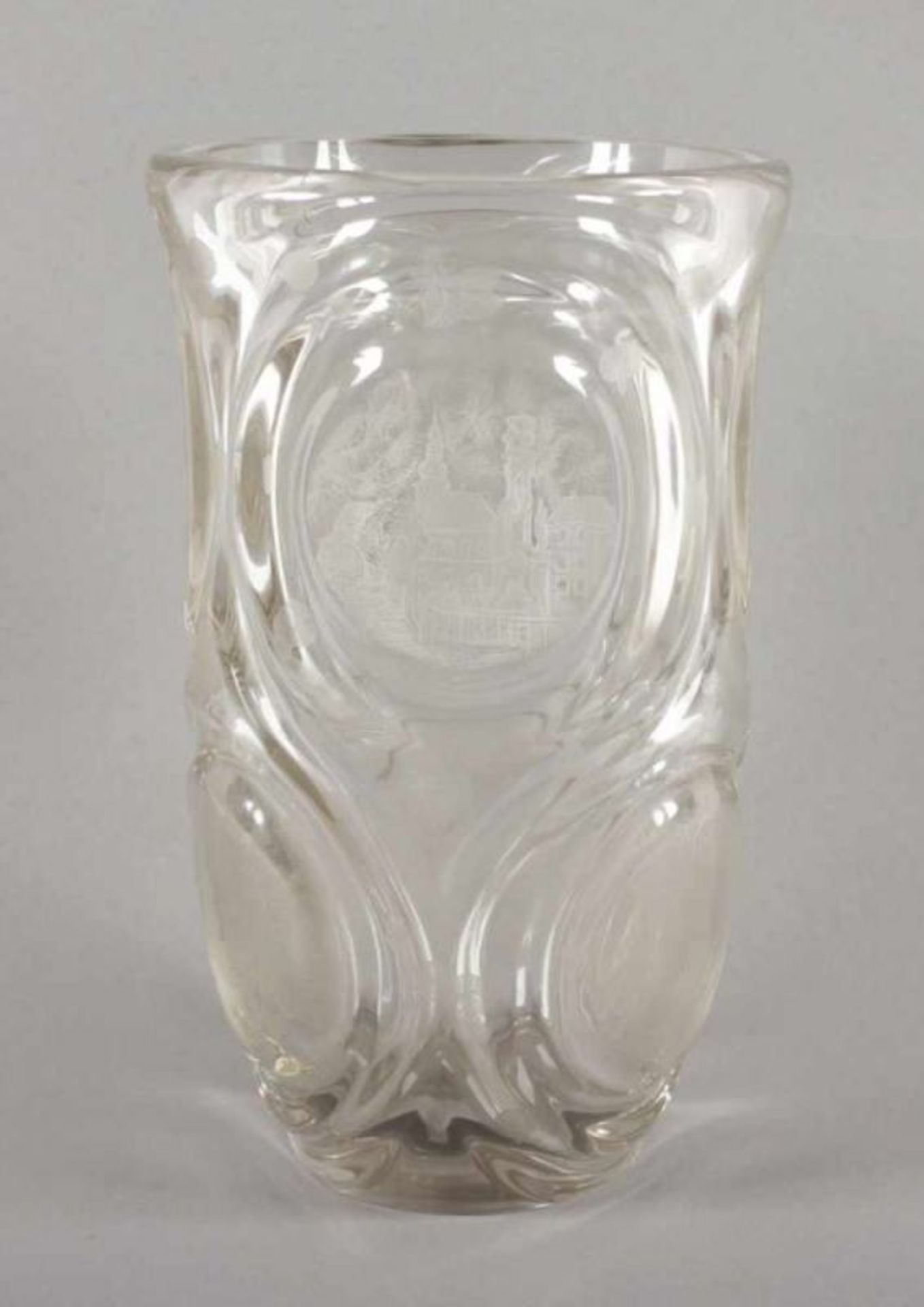 GROSSE VASE, Glas, geätzte Medaillons, H 31, Fachschule Eisenbrod, 1945 22.00 % buyer's premium on