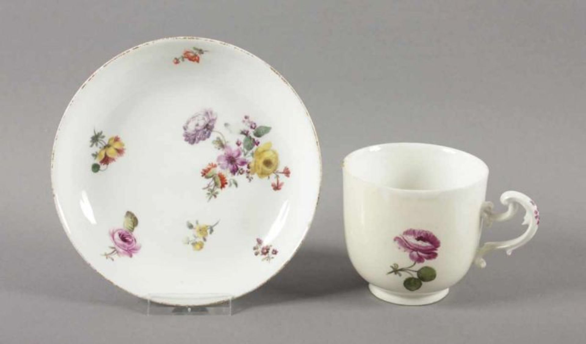 TASSE MIT UNTERTASSE, polychrom gemalter Blumendekor, Goldrand, rest., ber., H Tasse 7, MEISSEN, M.