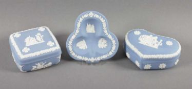 DREITEILIGES KONVOLUT WEDGWOOD, blaue Jasperware, antikisierende Darstellungen in weißen
