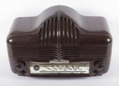 RADIO "EXCELLENCE 302", Form in Anlehnung an eine Cadillac-Motorhaube, Bakelitgehäuse, 27,5 x 45 x