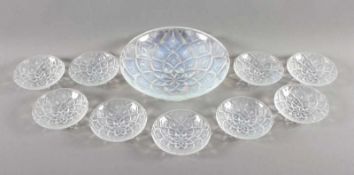 ZEHN ART DECO-SCHALEN, farbloses, opaleszentes Glas, Reliefdekor, Dm 11 und 23, FRANKREICH, um