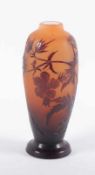 JUGENDSTIL-VASE, orange hinterfangen, bordeauxroter Überfang, umlaufend geätzter Blumendekor, H