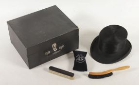 ZYLINDER, schwarzer Stoff, min.besch., Original-Hutschachtel mit Zubehör, HUT-HELLINGS, BONN, um