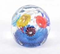 PAPERWEIGHT, farbloses, facettiertes Glas, polychrome Trompetenblumen auf blauem Polster,