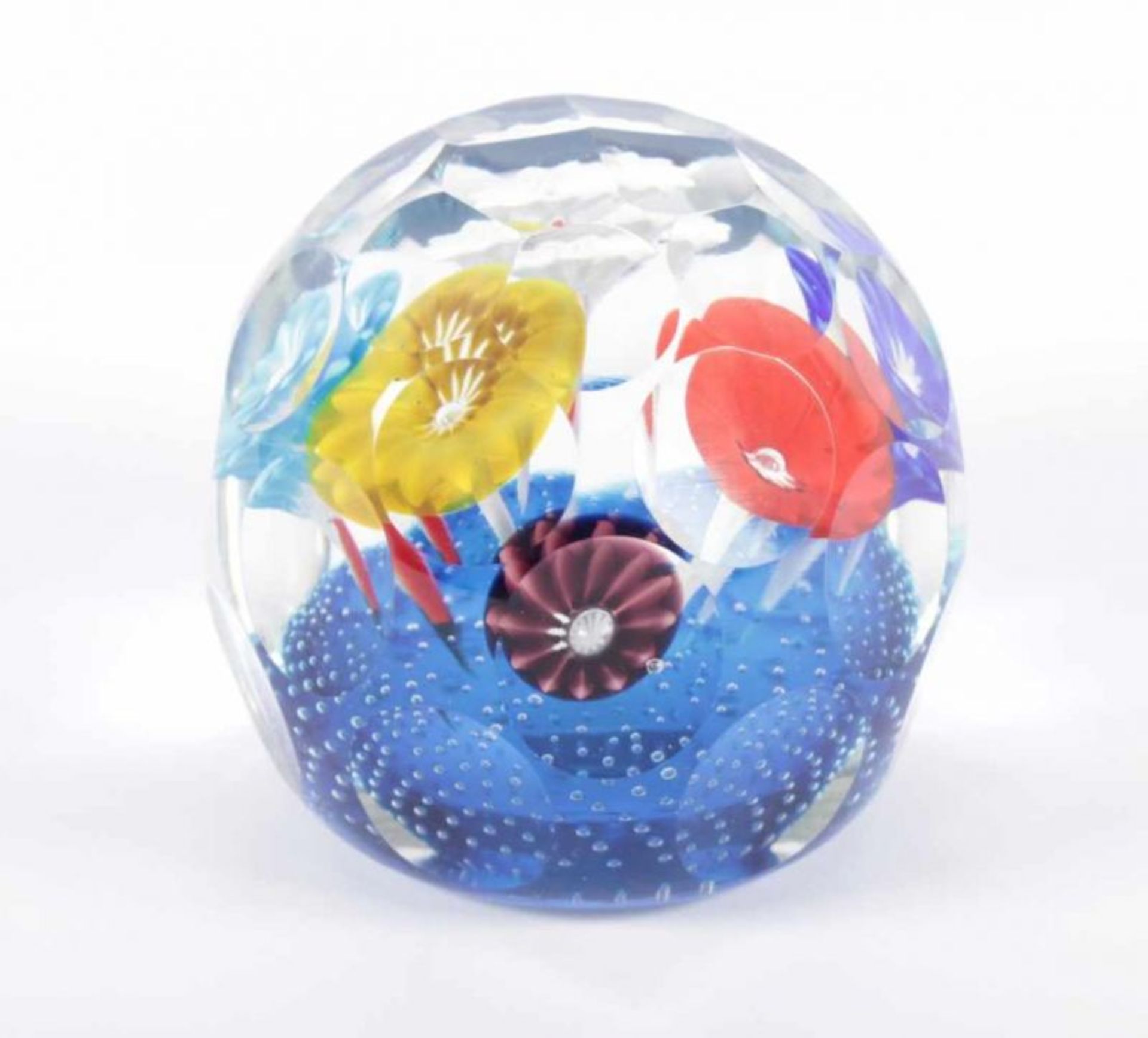 PAPERWEIGHT, farbloses, facettiertes Glas, polychrome Trompetenblumen auf blauem Polster,