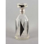 ART DECO-KARAFFE, farbloses Glas, partiell schwarz bemalt, Silbermontur, H 27, Stöpsel min.best.,