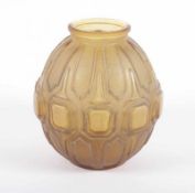 KLEINE ART DECO-VASE, farbloses Glas, amberfarben getönt und satiniert, Reliefdekor, H 12,5, VAL ST.