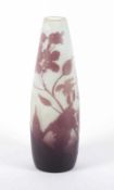 JUGENDSTIL-VASE, farbloses Glas, opakweiß hinterfangen, violett überfangen, geätzter Floraldekor,