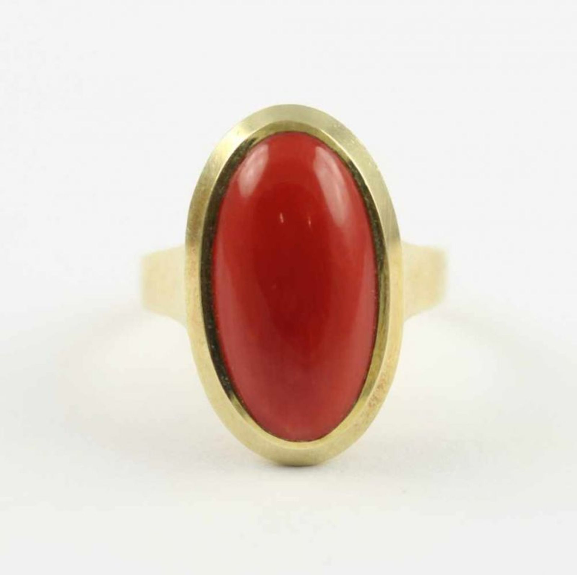 RING, 585/ooo Gelbgold, Korallcabochon, RG 53, 5,4g 22.00 % buyer's premium on the hammer price 19.