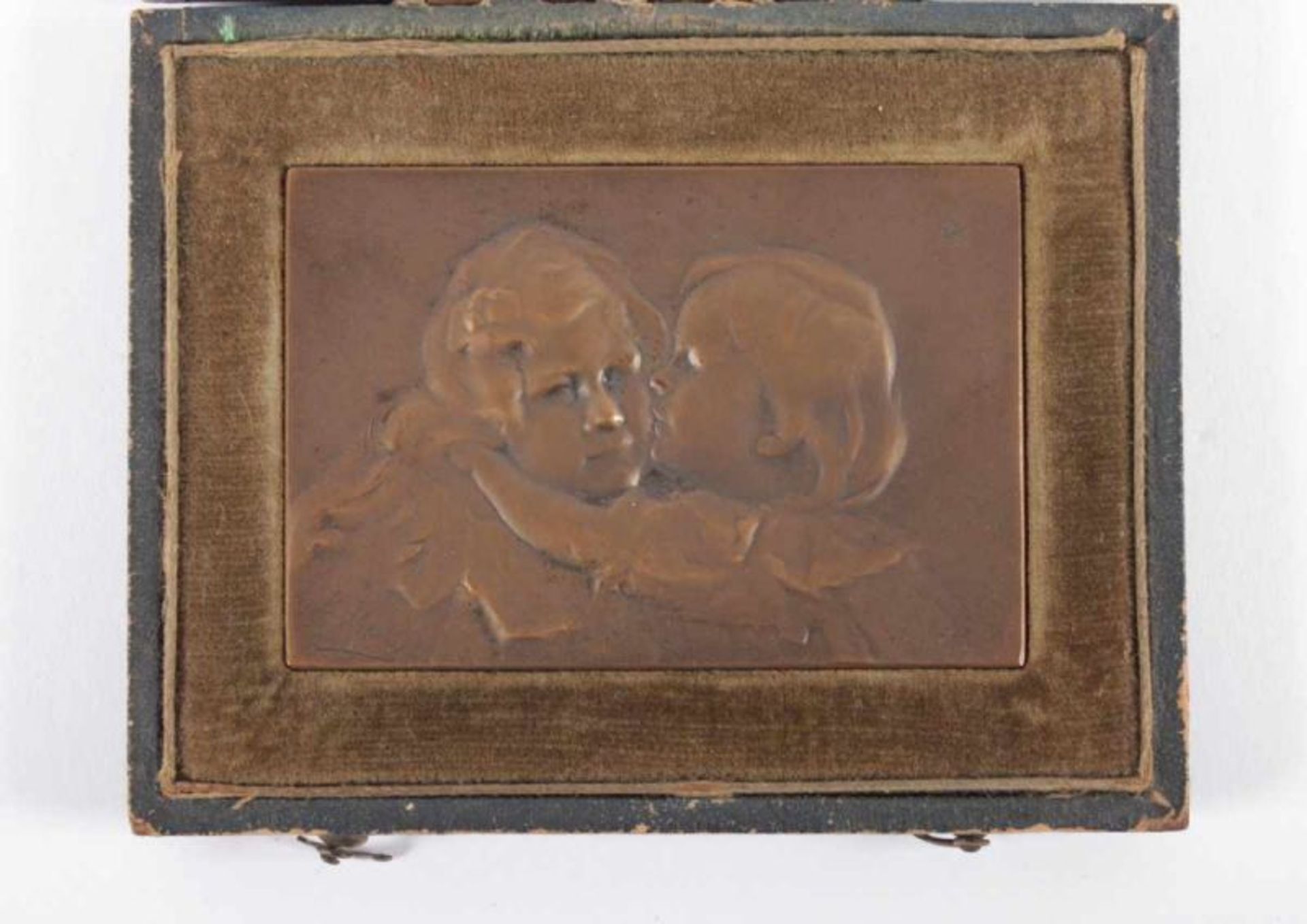 MORIG, B., Plakette zwei Kinder, Bronze, 4 x 7, in Etui 22.00 % buyer's premium on the hammer