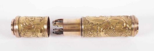 REISE-NECESSAIRE, Pomponne (Metall, vergoldet), mit kleinem Fernrohr und mehreren Maniküre-