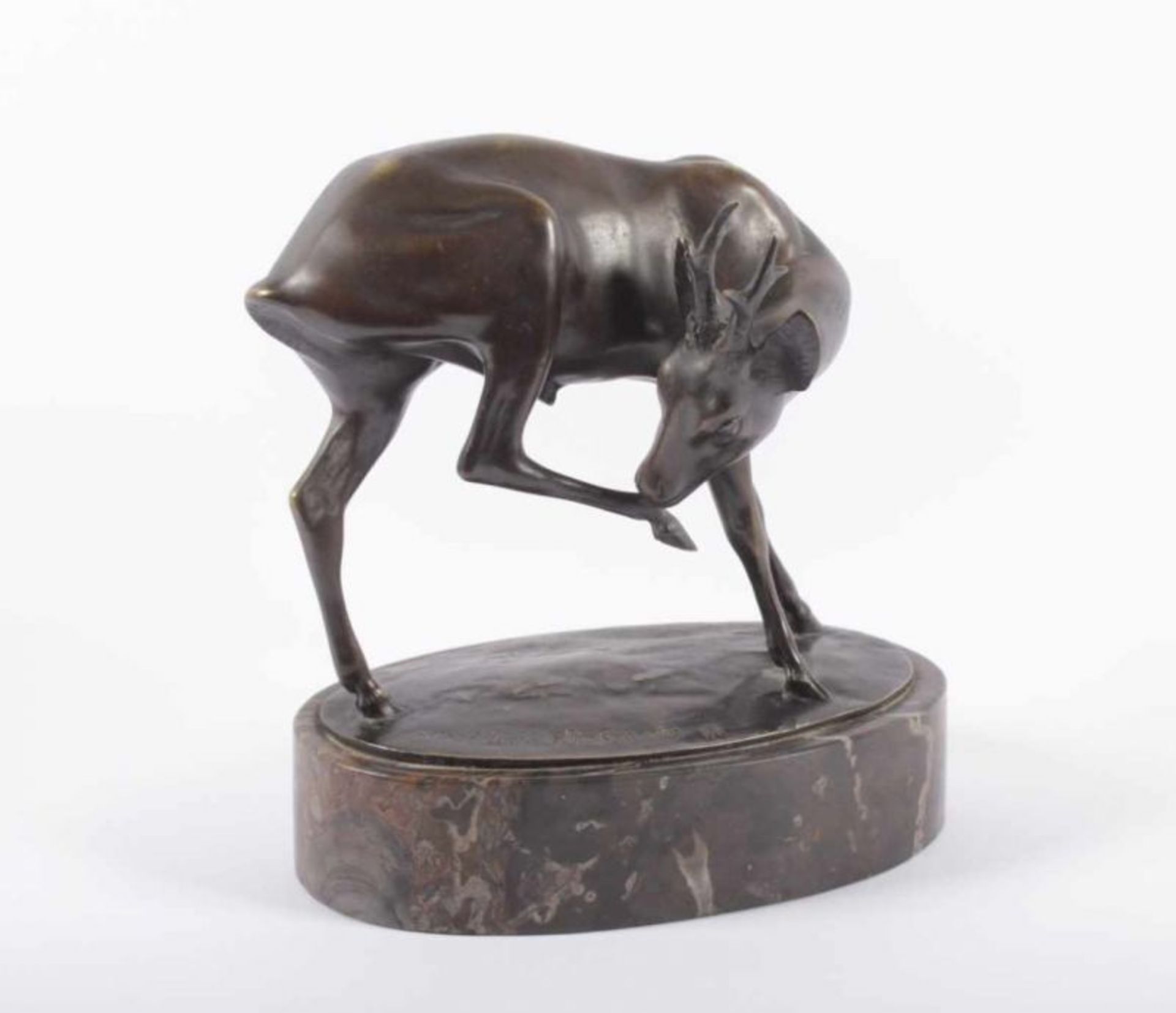 HUSSMANN, Albert Hinrich, "Rehbock", Bronze, H 18, auf dem Stand signiert, Marmorsockel 22.00 %