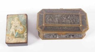 DOSE, Bronze mit versilberten Reliefs, L 13, beigegeben: eine weitere Dose aus Pappmaché und