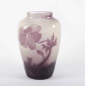 JUGENDSTIL-VASE, graustichiges Glas, partiell violett getönt, feuerpoliert, violett überfangen,