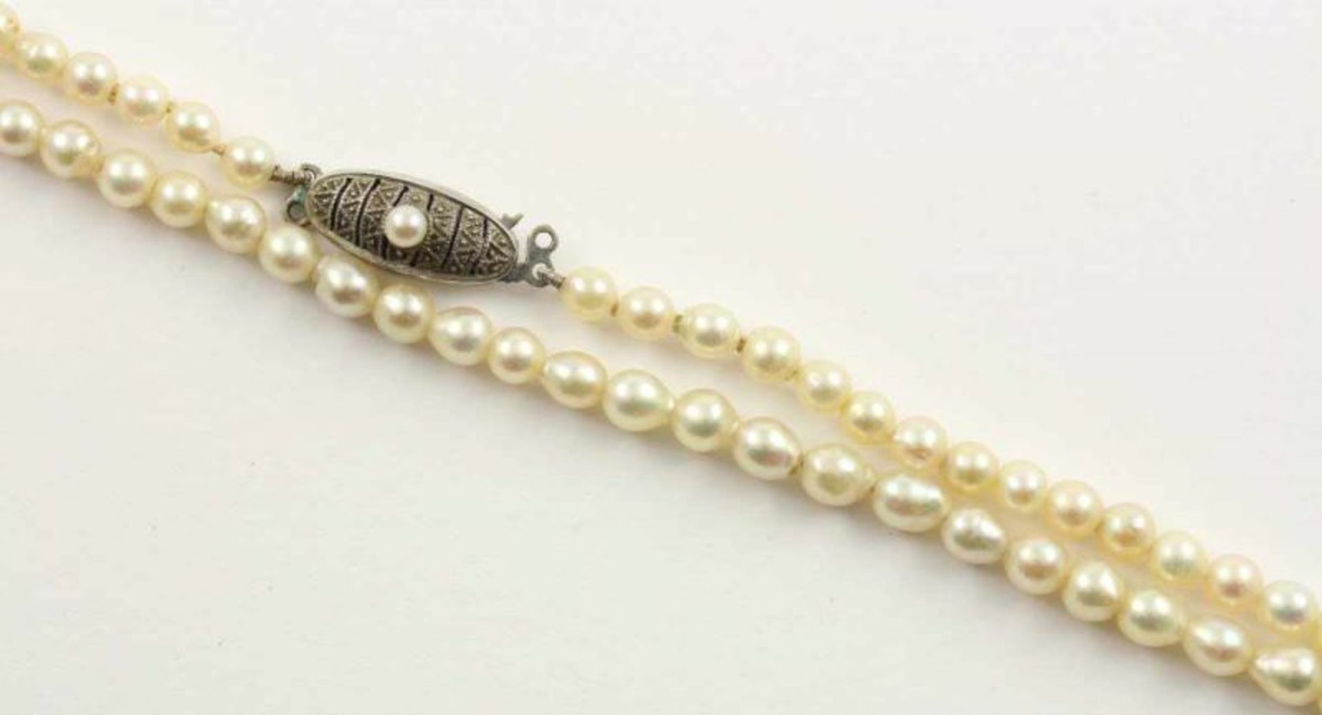 PERLENKETTE, kleine Perlen von bis zu 4,5 mm Durchmesser mit leichtem Verlauf, Schließe Silber, L 36