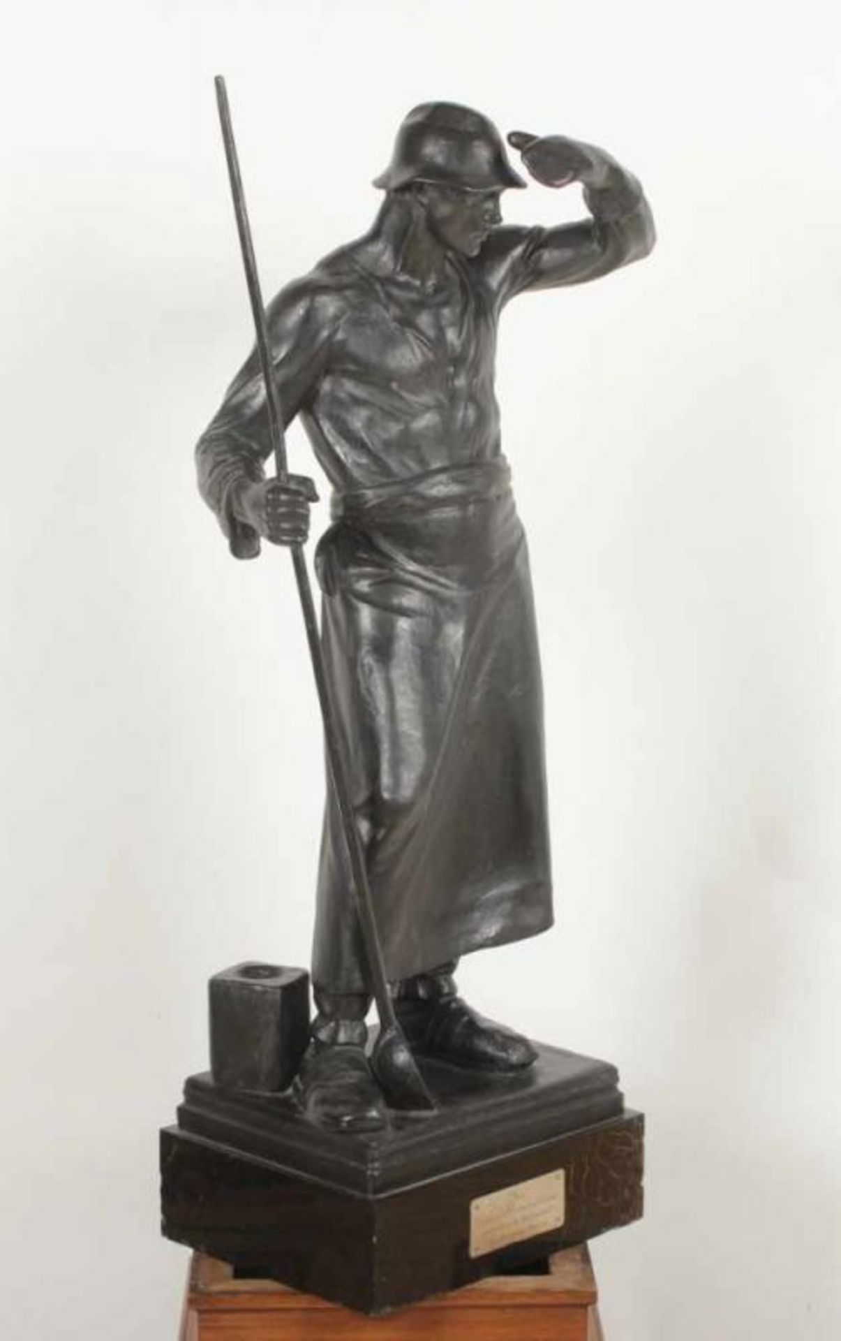 JANENSCH, Gerhard Adolf (1860-1933), "Eisengießer", Eisen, H der Figur 82, auf Holzsockel, auf der - Bild 2 aus 7