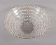 ART DECO-SCHALE, farbloses Glas, partiell satiniert, sign. R.LALIQUE, FRANKREICH, um 1920 22.00 %