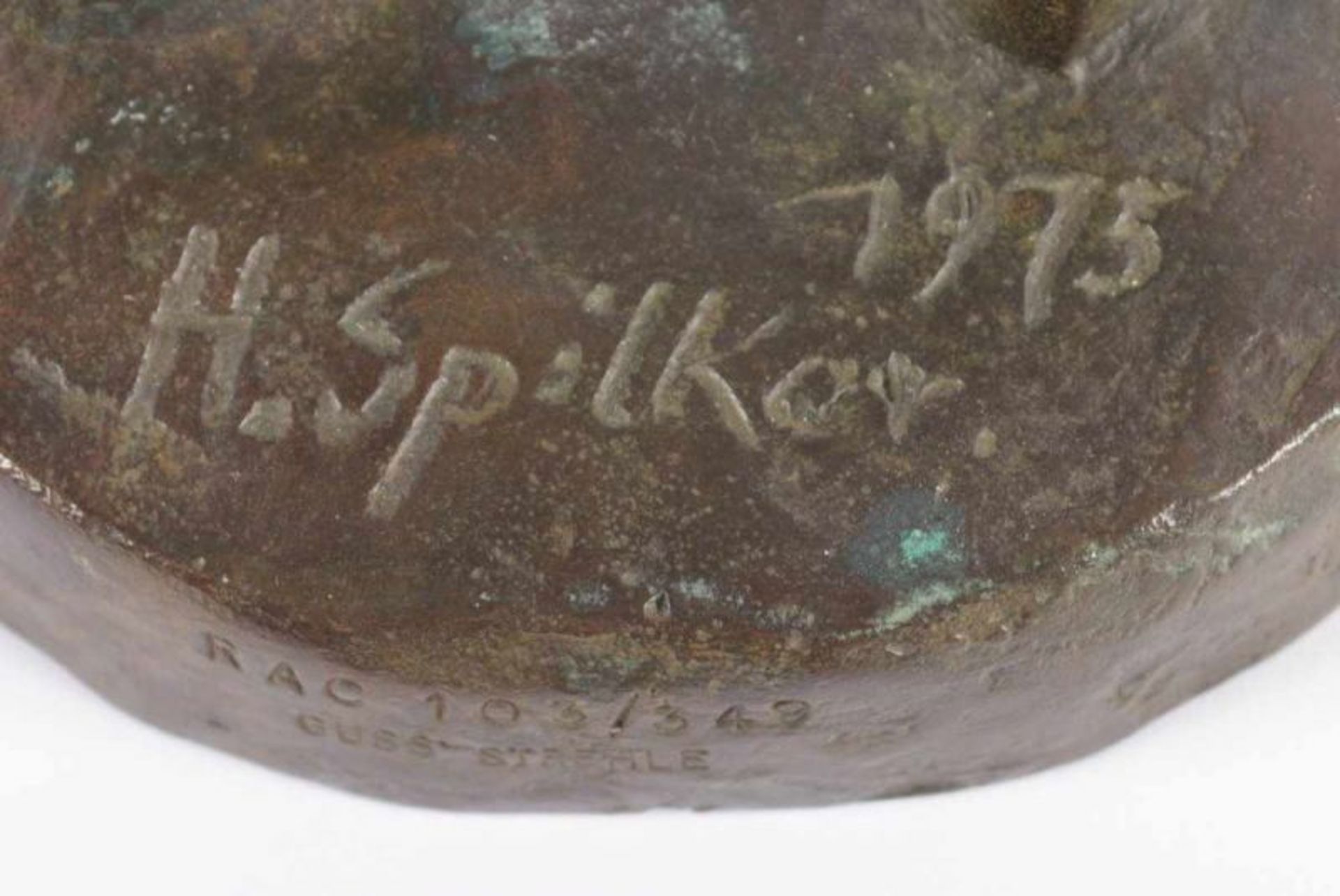 SPILKER, Heinz (*1927), "Stehendes Mädchen", Bronze, H 53, auf dem Sockel signiert und datiert 1913, - Bild 4 aus 5