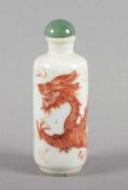 SNUFF BOTTLE, Porzellan, auf der Wandung in Eisenrot Feuerkugel jagender Drache, H 7,5, minst.