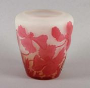 JUGENDSTIL-VASE, farbloses Glas, satiniert, partiell gelb hinterfangen, roséfarben überfangen,