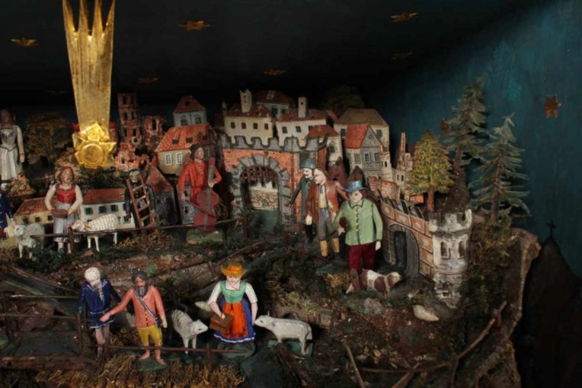 KRIPPE, Landschaft mit bemalten Holzfiguren, in verglastem Holzkasten, beleuchtet, 63 x 79 x 53, - Bild 3 aus 5