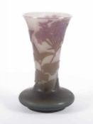 KLEINE JUGENDSTIL-VASE, farbloses, mattiertes Glas, violett hinterfangen, olivgrün und violett