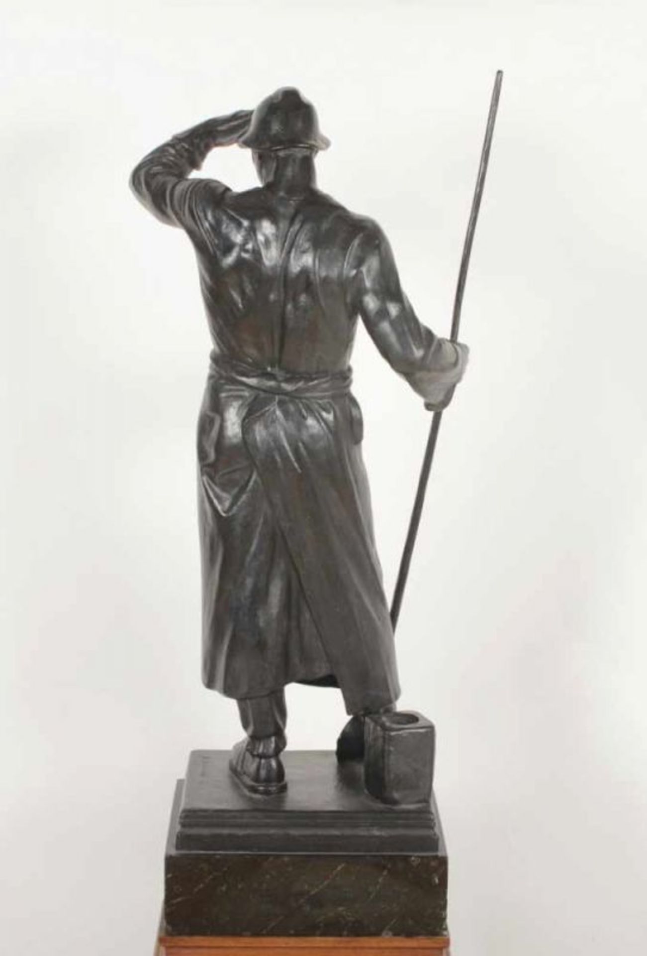 JANENSCH, Gerhard Adolf (1860-1933), "Eisengießer", Eisen, H der Figur 82, auf Holzsockel, auf der - Bild 4 aus 7