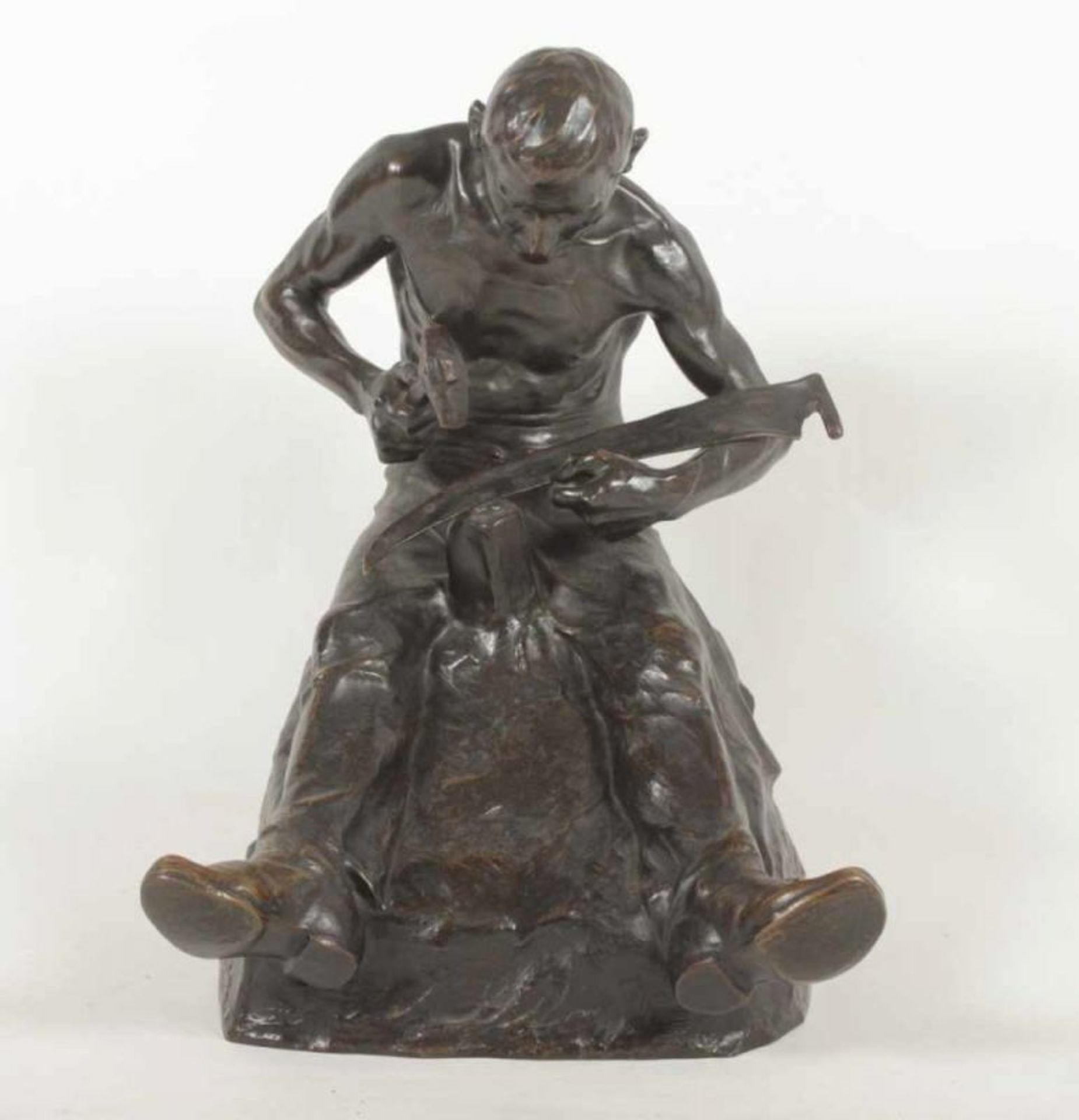POHL, Adolf Josef, "Sitzender Arbeiter beim Dengeln einer Sense", Bronze, H 54, am Sockel signiert