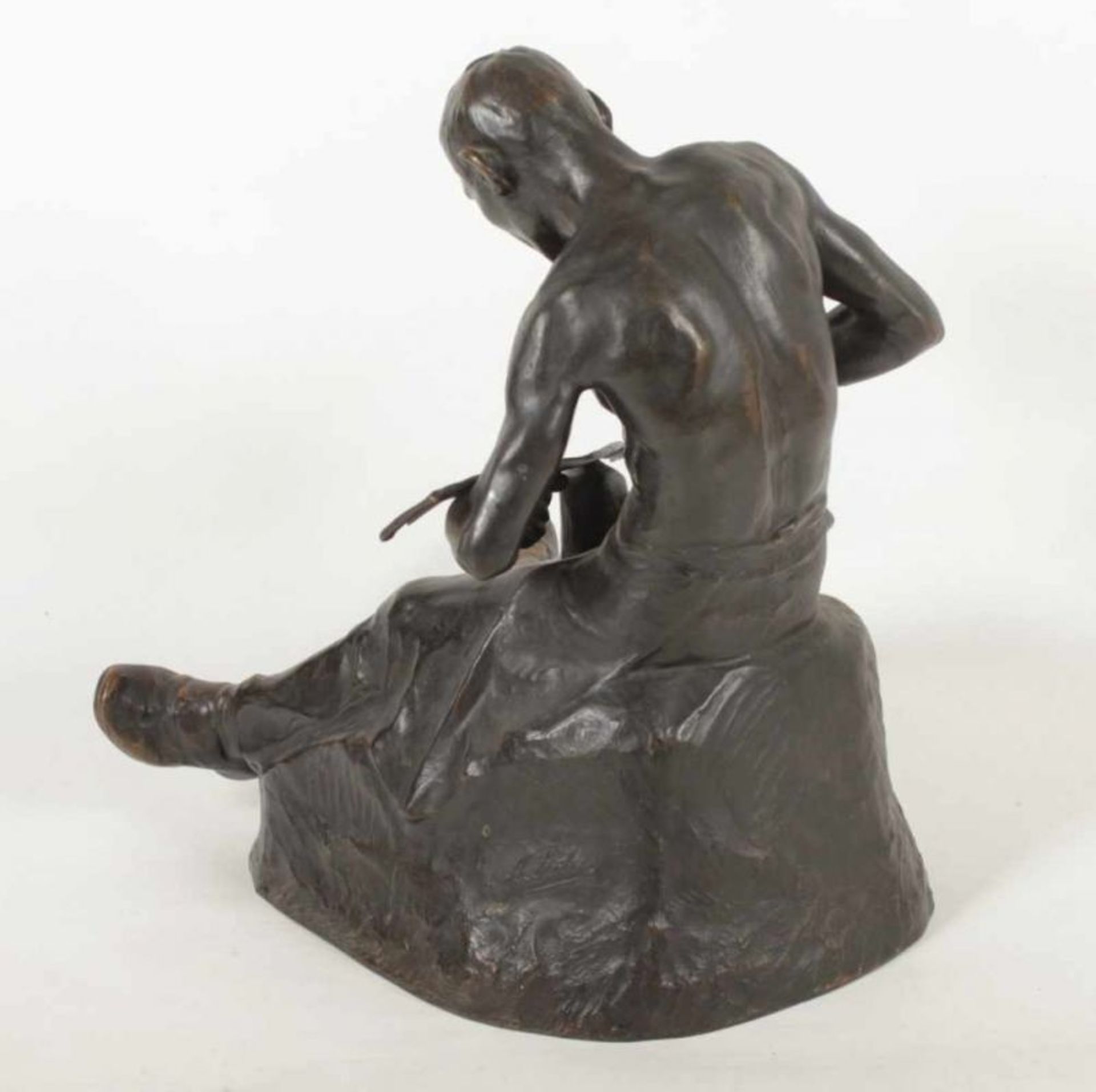 POHL, Adolf Josef, "Sitzender Arbeiter beim Dengeln einer Sense", Bronze, H 54, am Sockel signiert - Bild 3 aus 4