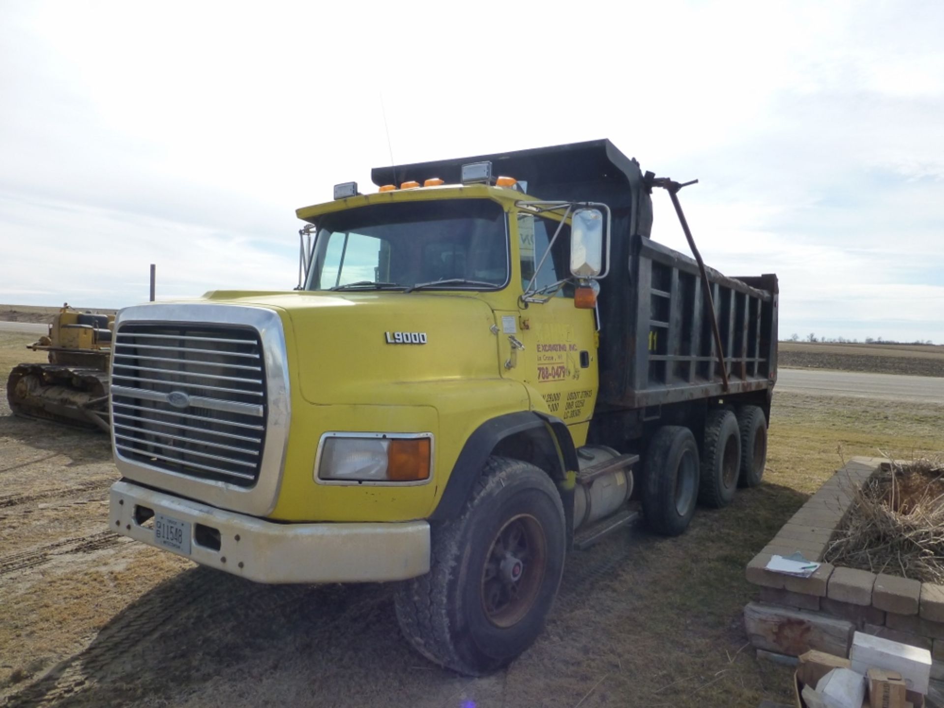 1992 Ford L9000 dump truck