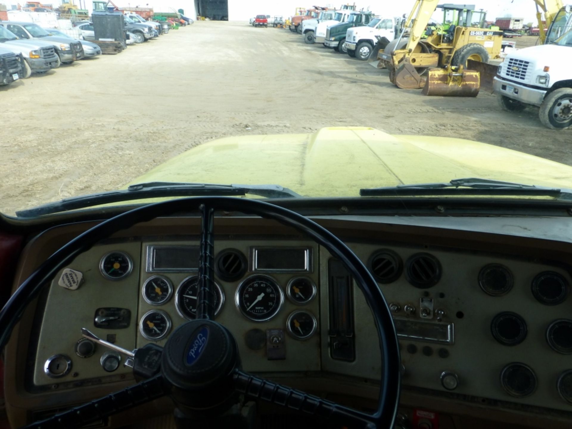 1992 Ford L9000 dump truck - Image 27 of 28