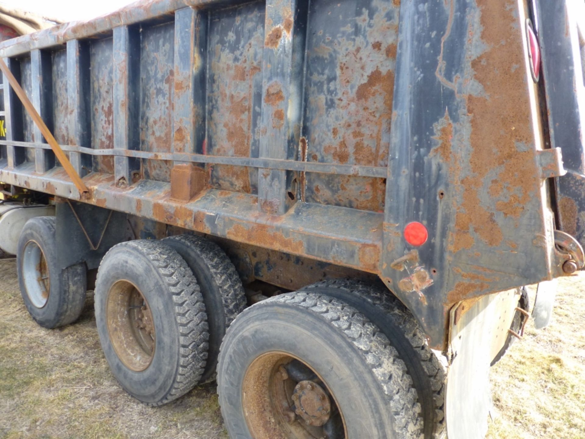 1992 Ford L9000 dump truck - Image 18 of 28